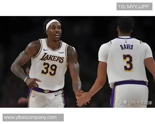 霍华德晒与佩林卡合照及39号球衣照为湖人加油展现归队决心